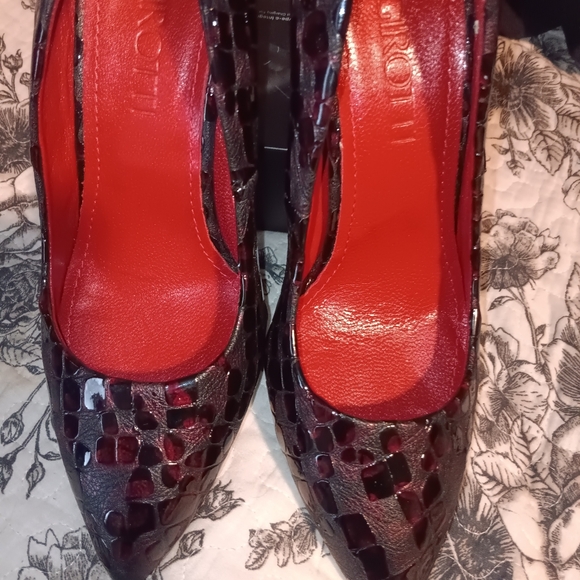 Girotti burgundy shiny croco heels! - Picture 3 of 6